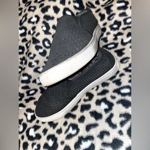 8 1/2 super cute van like shoe